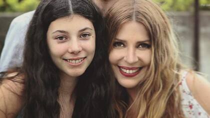 Mónica Ayos y su hija...cada vez se parecen más