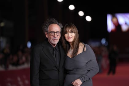 Mónica Bellucci y Tim Burton sorprendieron de la mano en la 18a. edición del Festival de Cine de Roma. Si bien están juntos desde hace casi un año, siempre han sido muy discretos en sus muestras públicas de afecto