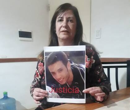 Mónica Campoy, con una foto de su hijo, Andrés García Campoy, muerto de un tiro en la cabeza en Luján de Cuyo, Mendoza, el 13 de junio de 2014