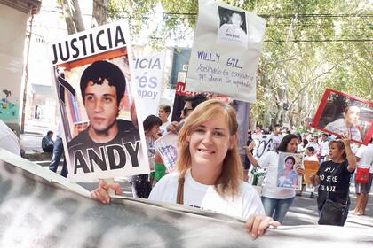 Mónica Campoy, en una marcha contra el gatillo fácil, con una foto de su hijo, Andrés García Campoy, muerto de un tiro en la cabeza en Luján de Cuyo, Mendoza, el 13 de junio de 2014