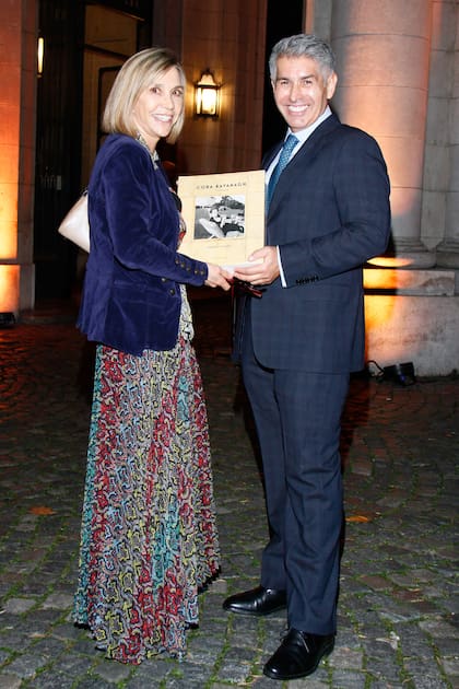 Mónica de Alzaga y Daniel Ozán en el jardín, donde los invitados disfrutaron de un cocktail con las propuestas que Croque Madame realizó especialmente para la ocasión.