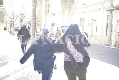 Mónica del Carmen Millepi al salir de la fiscalía para ser trasladada a su lugar de detención