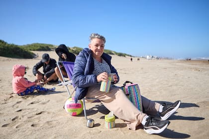 Mónica descansa en la playa de Ostende, en una pausa que forma parte de su verano