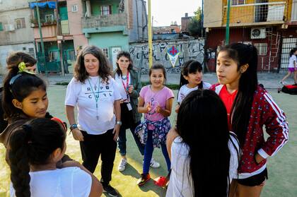 Mónica entrena a las más pequeñas