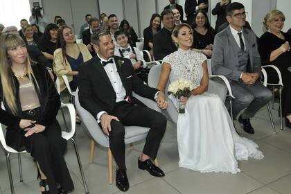 Mónica Farro y su novio escuchando al juez, antes de decir "sí, quiero"