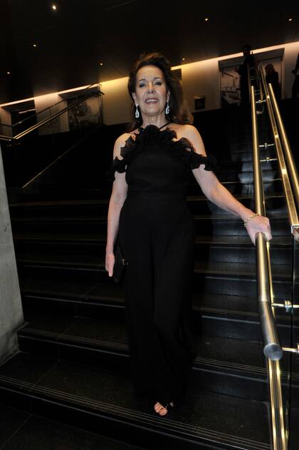 Mónica Gonzaga, de negro, recibió un galardón por su labor en la serie Barrabrava