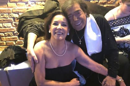 Mónica Gonzaga junto a Cacho Castaña, con quien después de vivir una gran historia de amor logró seguir siendo su amiga