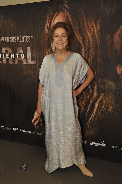 Mónica Gonzaga posó para los fotógrafos antes de entrar a la sala del complejo de cines de Recoleta en el que se llevo adelante la avant premiere