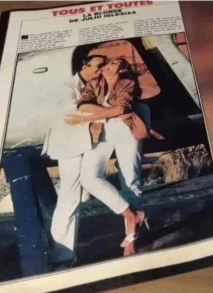 Mónica Gonzaga y Julio Iglesias en una imagen de archivo publicada por la prensa internacional, cuando su romance recorría revistas de distintos países