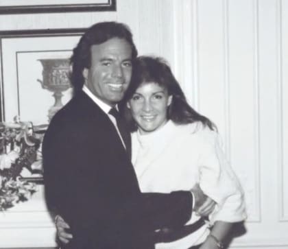 Mónica Gonzaga y Julio Iglesias tuvieron un romance con idas y vueltas, muy comentado, que empezó en los años 70 y se extendió por varios años
