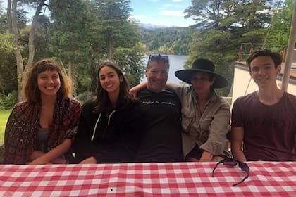 Mónica Gutiérrez en familia, junto a su marido y sus tres hijos