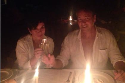 Mónica Gutiérrez a la luz de las velas en una cena romántica con su marido