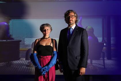 Mónica Heller en el pabellón argentino con el canciller Santiago Cafiero