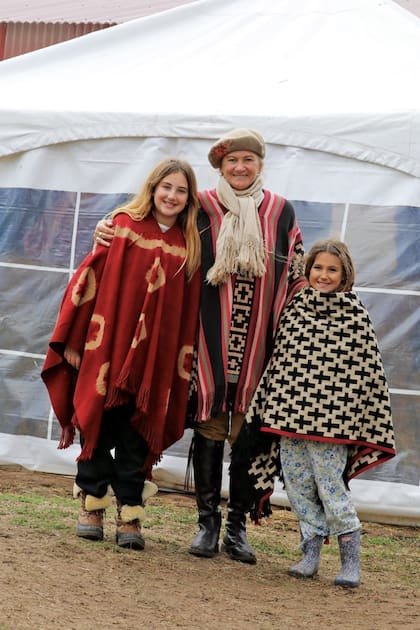 Mónica Isla junto a sus nietas, Lavinia y Ámbar.