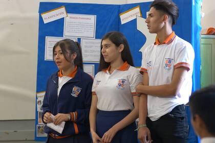 Mónica (izquierda) en plena presentación junto a sus compañeros