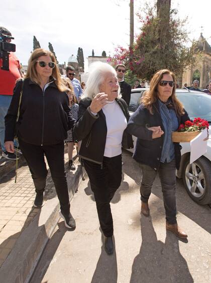 Mónica llegó al cementerio con Sandra, que llevó una canasta con rosas rojas, y Marita Novaro Hueyo, la pareja de la cantante.