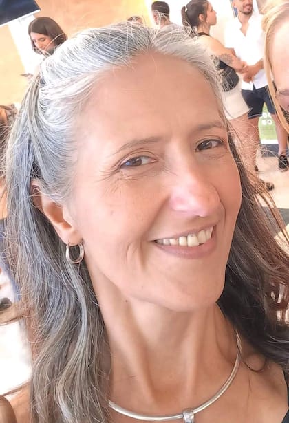 Mónica Marcich es bailarina y profesora de tango y coordina clases a las que llamó "Sanar en el abrazo"