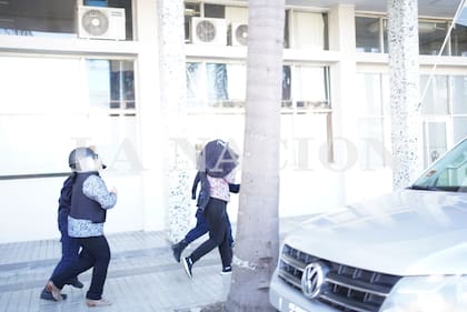 Mónica Millapi y Victoria Caillava son trasladadas desde la fiscalía hacia la comisaría de la mujer