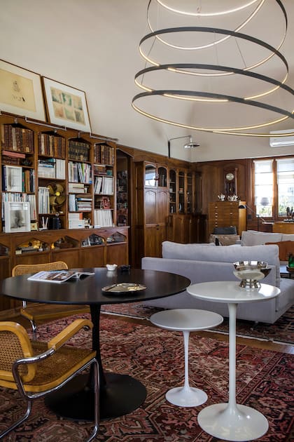 Mónica, que se describe como una "juntadora de objetos", conserva muebles y objetos de distintas procedencia, tanto temporal como geográfica.