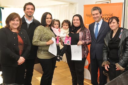 Mónica Rolón y Vanessa Salías reciben las partidas de nacimiento de sus hijas Victoria y Ambar