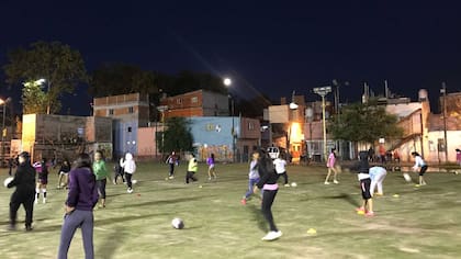 Monica Santino entrena a parte de las chicas en lo que denominaron La cancha de las mujeres