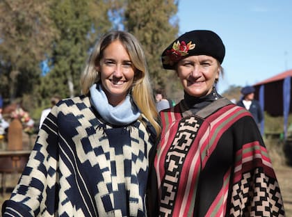Mónica Ulloa, con boina de Las Vascas, posa con una de sus nueras, la polista Clara Cassino.