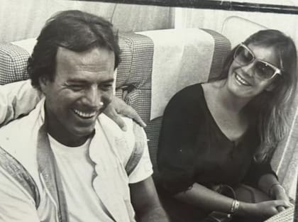 Mónica vivió con Julio Iglesias “un tiempo” y convivió en su entorno familiar. "Una familia normal", cuenta