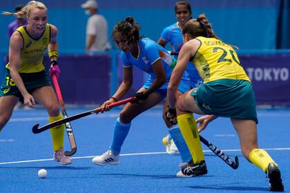 Monika Malik de India, enfrenta a la australiana Karri Somerville durante el partido de cuartos de final