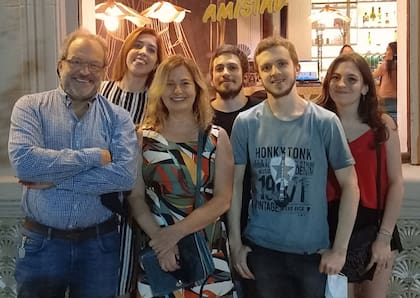 Móninca, junto a su marido y sus cuatro hijos.