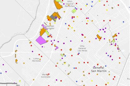 Los conglomerados precarios se encuentran marcados en color amarillo, púrpura y gris. Se evalúan en relación con los casos confirmados: en rojo los contagios comunitarios, marrón los contactos estrechos, amarillo los casos investigación, azul los importados y violeta los trabajadores de la salud.