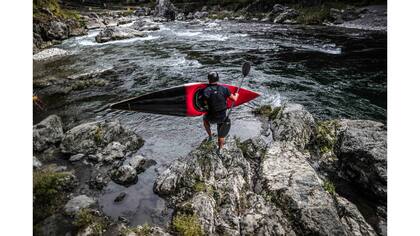 Kazuki Yazawa lleva su kayak al río Tamagawa para entrenar para una competición de kayak de eslalom en la ciudad de Ome