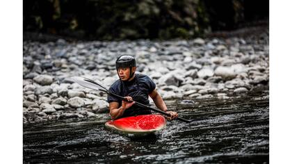 Kazuki Yazawa ejercita para una competición de kayak slalom en el río Tamagawa en la ciudad de Ome