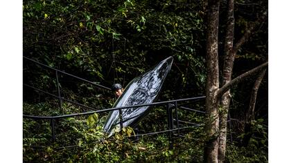 Kazuki Yazawa lleva su kayak al río Tamagawa para entrenar para una competición de kayak de eslalom en la ciudad de Ome