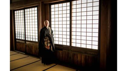 Kazuki Yazawa posa para una foto en el templo budista de Zenkoji en Nagano