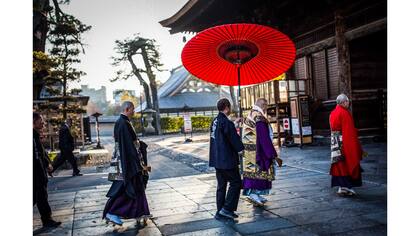 Kazuki Yazawa (4to a la izquierda) camina con otros monjes después de las oraciones de la mañana en el patio del templo budista de Zenkoji en Nagano
