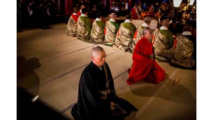 Kazuki Yazawa realiza las oraciones de la mañana en el templo budista de Zenkoji en Nagano