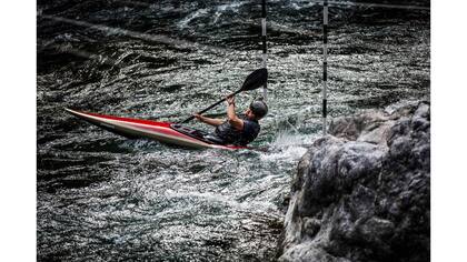 Kazuki Yazawa ejercita para una competición de kayak slalom en el río Tamagawa en la ciudad de Ome