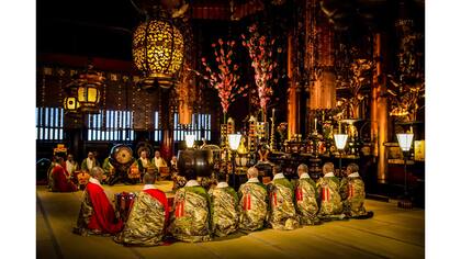 Kazuki Yazawa realiza las oraciones de la mañana en el templo budista de Zenkoji en Nagano