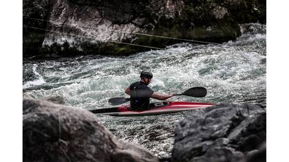 Kazuki Yazawa ejercita para una competición de kayak slalom en el río Tamagawa en la ciudad de Ome