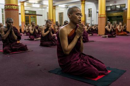 Monjes orando en el monasterio Bengala en Rangún, Birmania