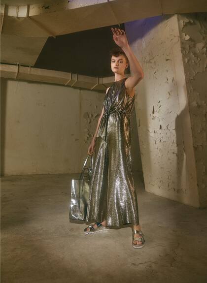 Mono con moño delantero (Vitamina), bolso y flats de cuero con hebillas (Prüne)