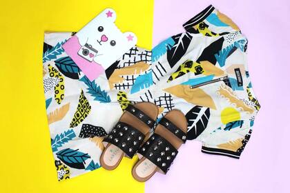 Mono estampado $831 de Queen Juana / Sandalias $980 de Larena Rock / Cuaderno con stickers $69 de Todo Moda