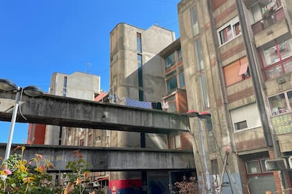 Monoblocks, construcciones descuidadas y ropas aireándose al sol, parte del paisaje del barrio en el que Djokovic se refugió de los bombardeos de la OTAN hace 25 años