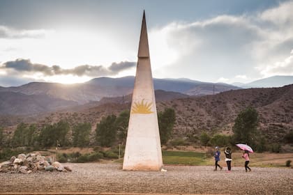 Monolito que indica el lugar por donde pasa el trópico de Capricornio en Huacalera.