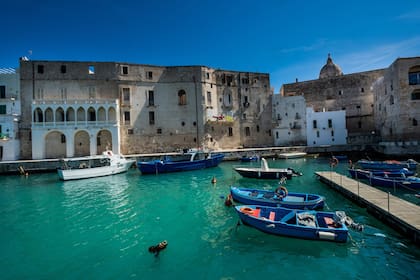 Monopoli, en el Adriático, se destaca por el pequeño puerto, un lugar muy pintoresco donde se amarran barcos pesqueros