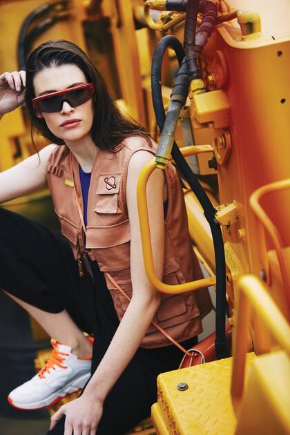 Monoprenda con bolsillo (Perramus), top deportivo (Adidas), bandolera de charol (Peter Kent), chaleco (Las Pepas), sneakers con suela de goma (Prüne)