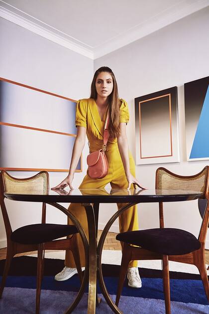 Monoprenda con cinturón (Las Pepas), cartera bandolera (Lazaro), zapatillas (Reebok)