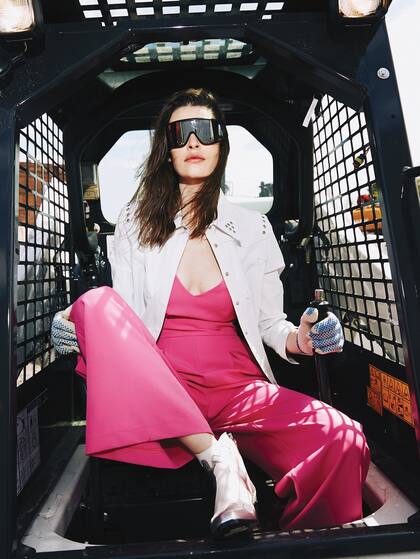 Monoprenda (Las Pepas), camisa de cuero con tachas y botas texanas de cuero con recortes metalizados (Uma)