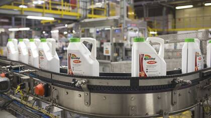 Monsanto comercializa el glifosato, un poderoso herbicida, con la marca Roundup