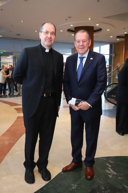 Monseñor Daniele Liessi, consejero de Nunciatura Apostólica en Argentina, y Mario Montoto, de Fundación TAEDA